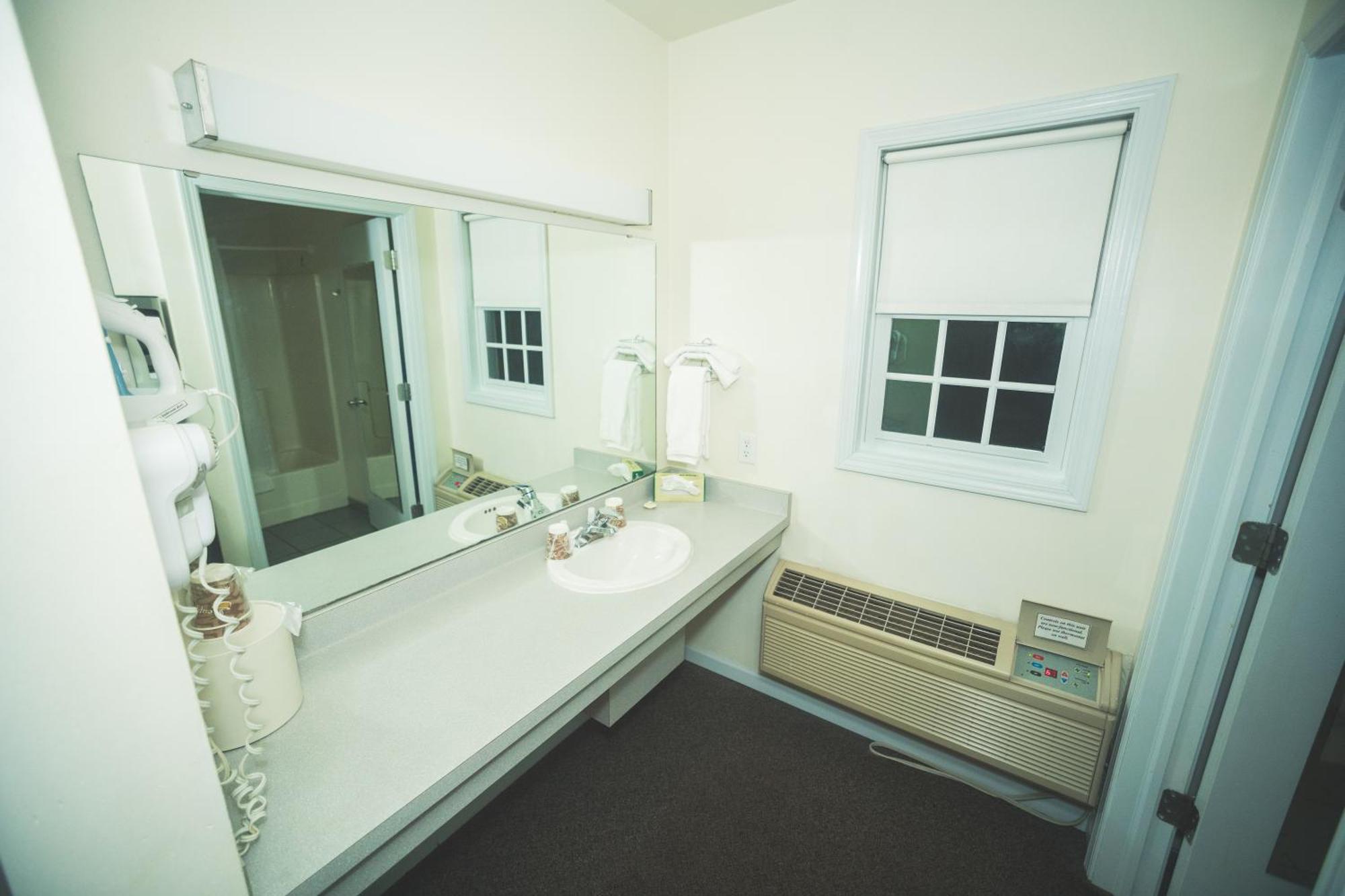 The Chalet Motel Mequon Екстер'єр фото
