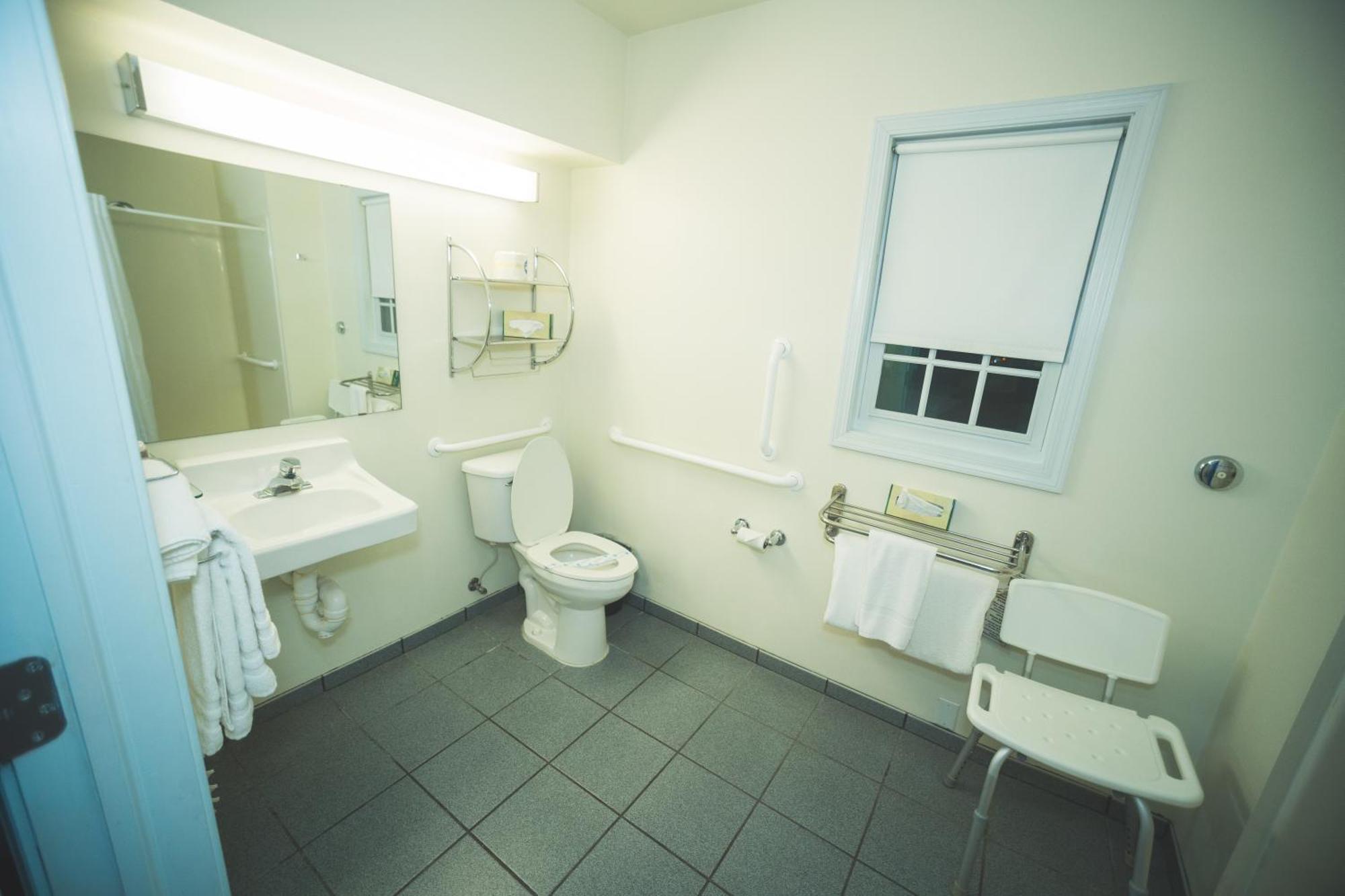 The Chalet Motel Mequon Екстер'єр фото